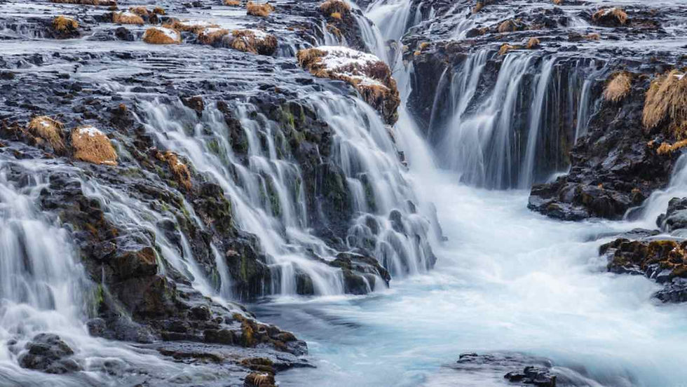 Brúarfoss, cascada de agua azul turquesa entre rocas de basalto en el Círculo Dorado de Islandia.