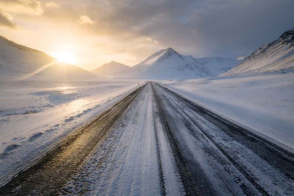 Carretera helada rodeada de montañas nevadas en Islandia.