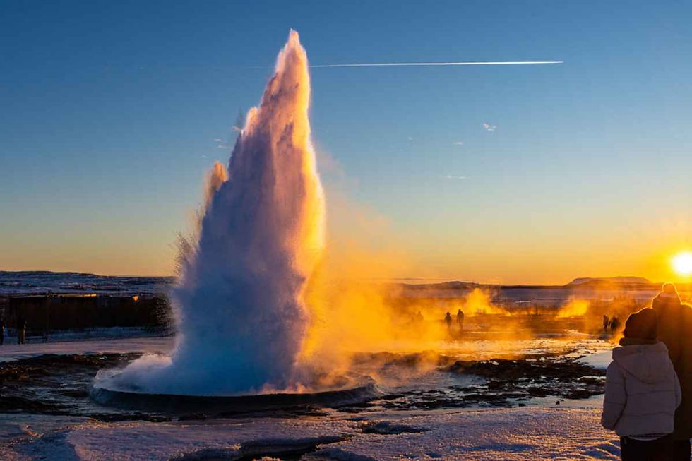 Imagen de la zona geotérmia de Geysir en Islandia con los últimos rayos de sol apuntando a su chorro de agua.
