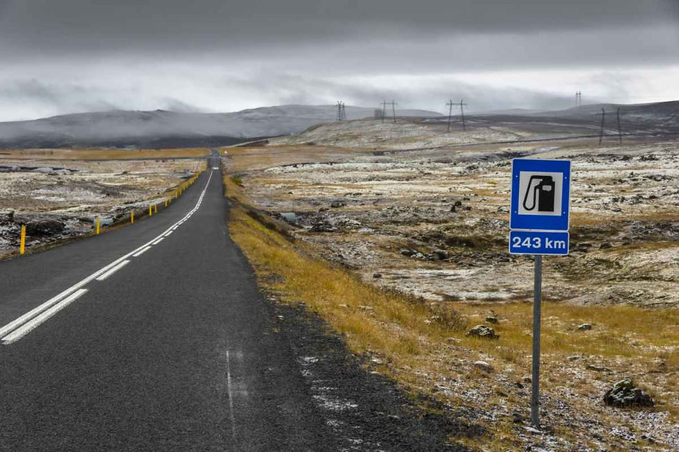 Vista generale della strada principale dell'Islanda con un cartello che indica una stazione di servizio nelle vicinanze.