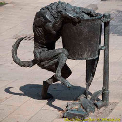 Собака роется в мусоре