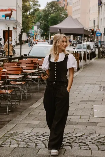 Model in einer Schatzi Weste in München unterwegs