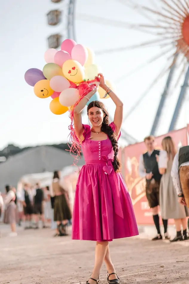 Moderner Trachten-Look: Schatzi Dirndl ohne Bluse getragen beim Frühlingsfest-Runway