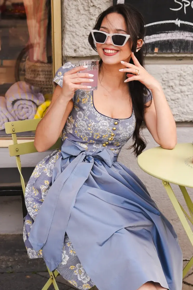 Schatzi-Dirndl-Hippodrom-Zelt-60-Jahre-Fruehlingsfest