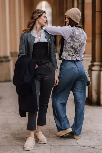 Schatzi Dirndl Models tragen eine Weste und eine Jacke