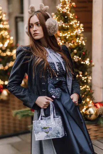Schatzi Model im Schatzi Dirndl mit Jacke und Tasche