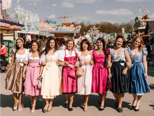 30 Frauen in exklusiven Schatzi Dirndln präsentieren das Schatzi-Dirndl-Phänomen auf dem 60. Münchner Frühlingsfest