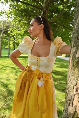 Samira Yavuz im gelben Schatzi Dirndl