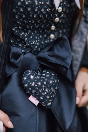 Nahaufnahme vom Warenzeichen - dem Schatzi Dirndl Herz