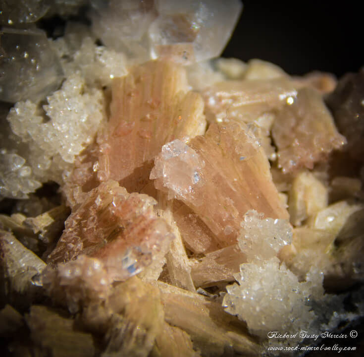 Miniature : Apophyllite gemme et Heulandite
