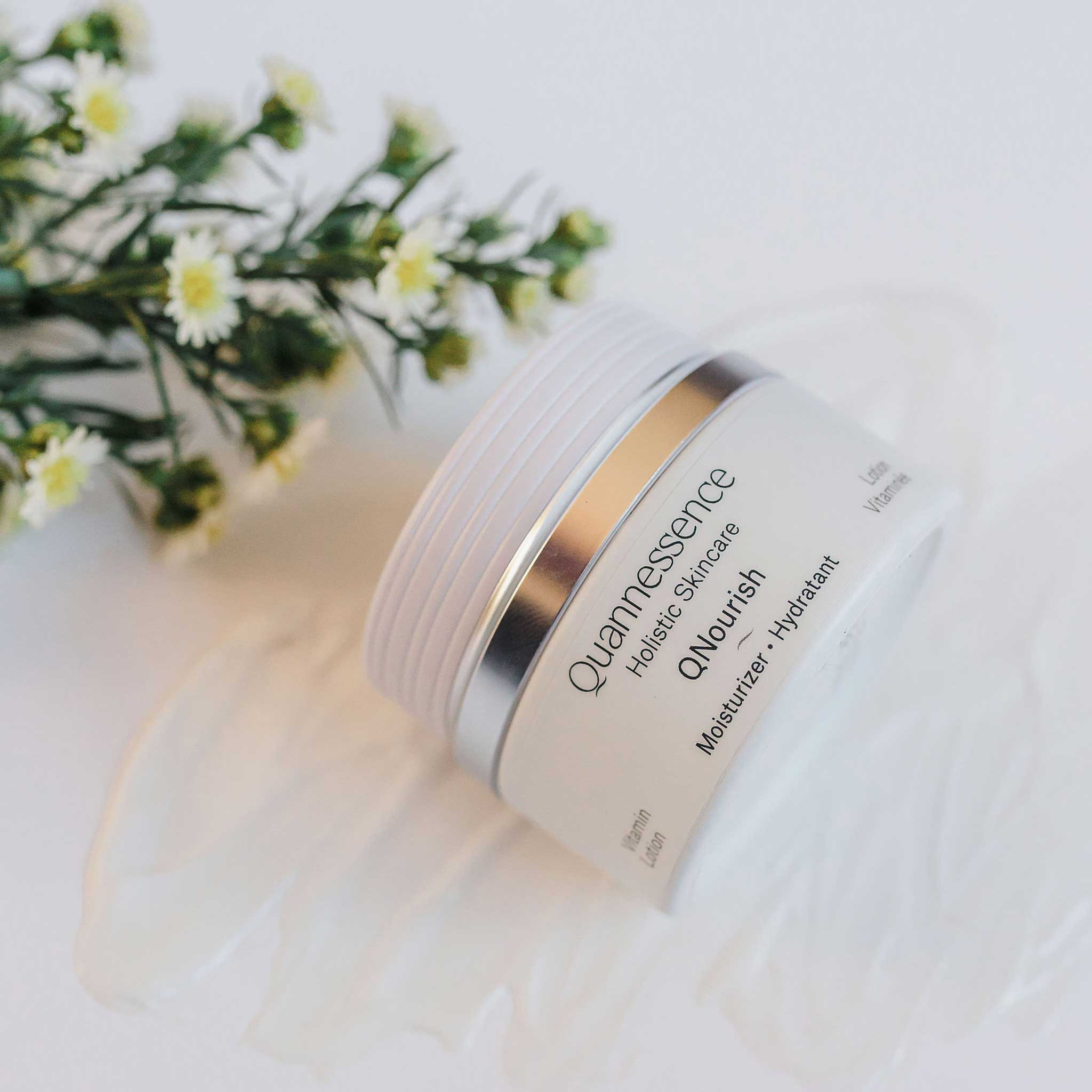 QNourish Vitamin Lotion/ Lotion Vitaminée, esthétique brigitte lacroix, quanessence, fond avec fleurs