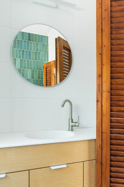 צילום מקלחת הורים  דלת עץ ממוחזרת