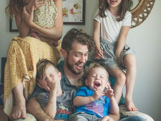 Una nueva mirada a la felicidad y 4 afirmaciones para crear un hogar feliz