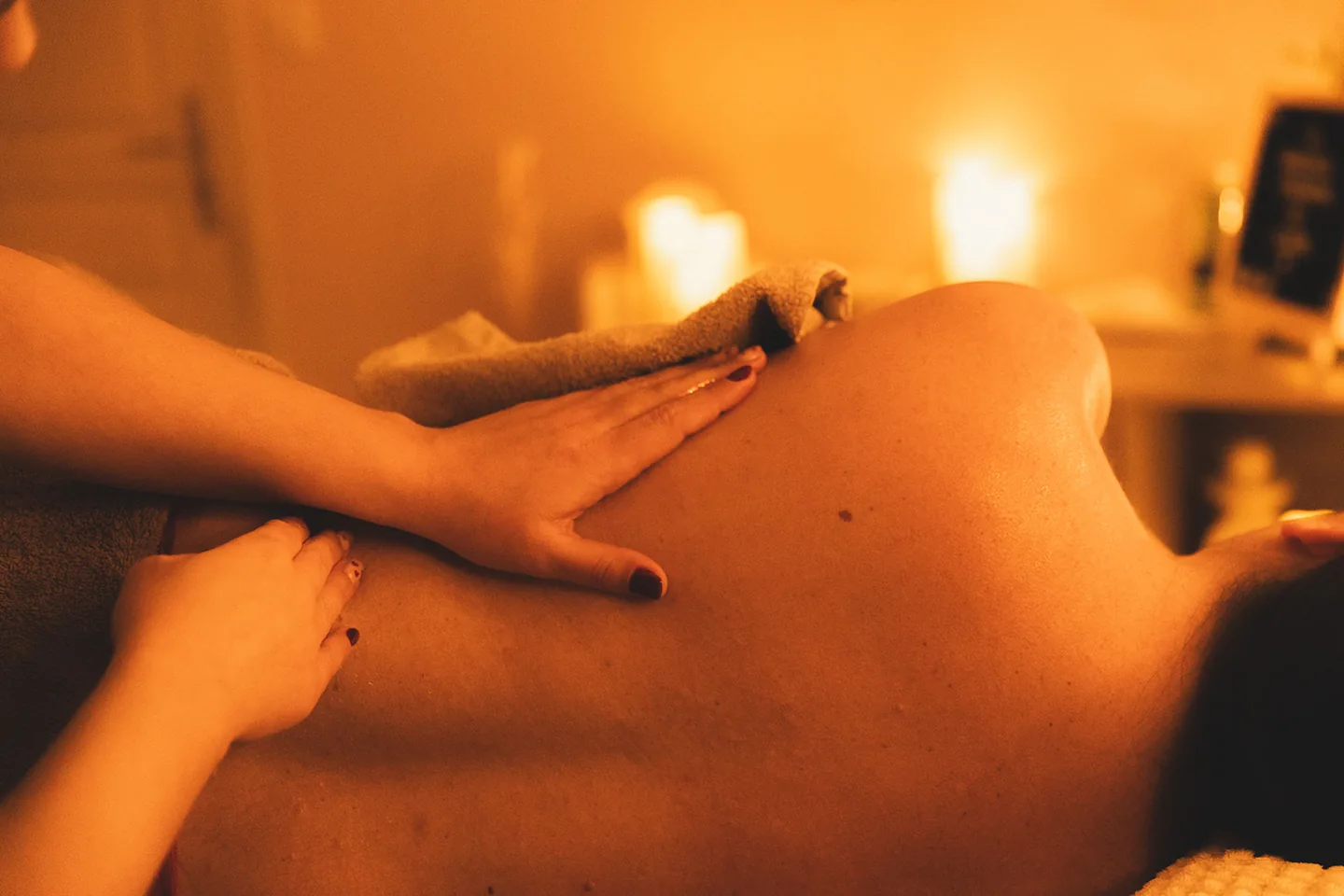 Massage prénatal du dos pour favoriser la détente pendant la grossesse