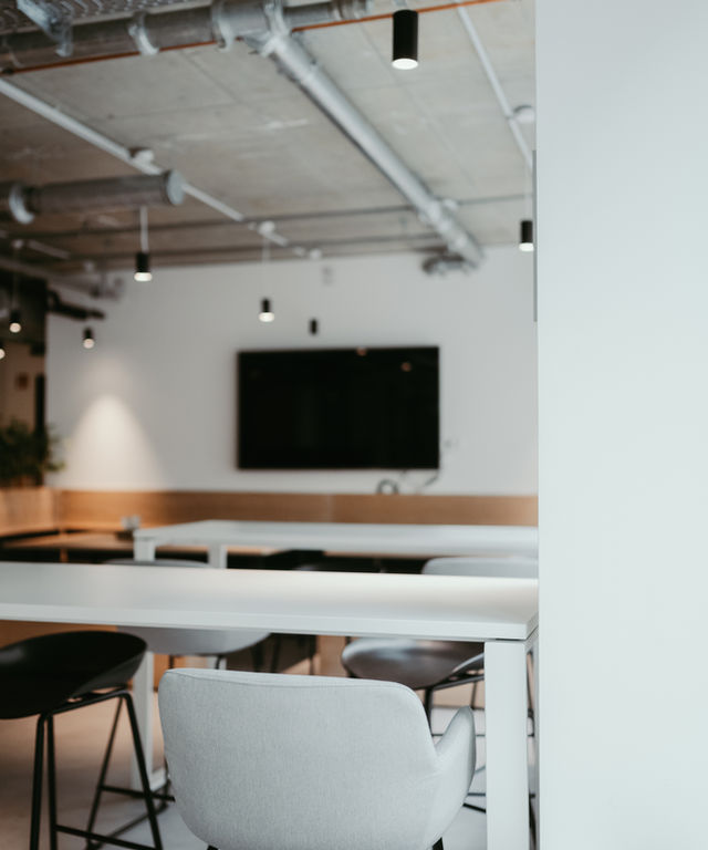 Helles, modernes Studio mit Arbeitsplatz