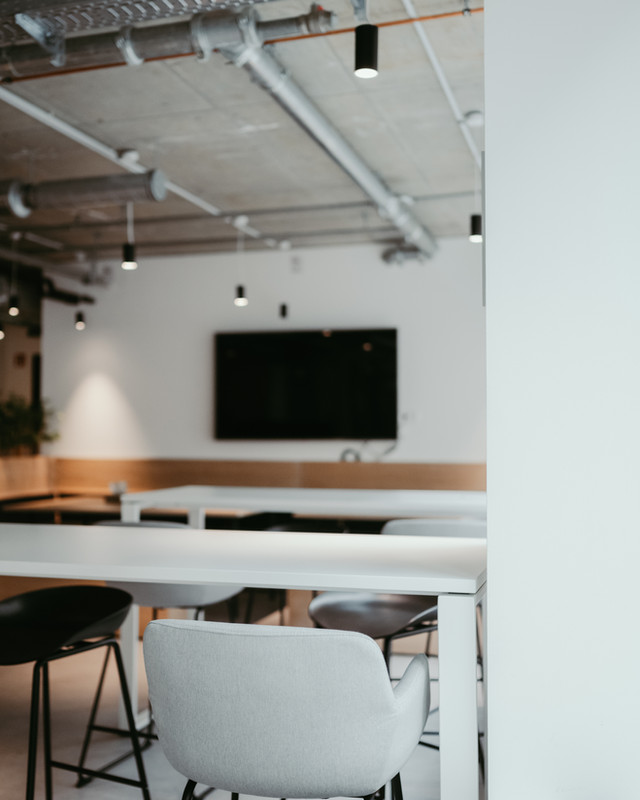 Heller Arbeitsplatz im renovierten Studio in der Luisenstraße