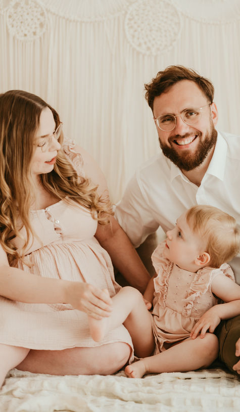 Glückliche Familie beim Babybauchshooting in Hildesheim.