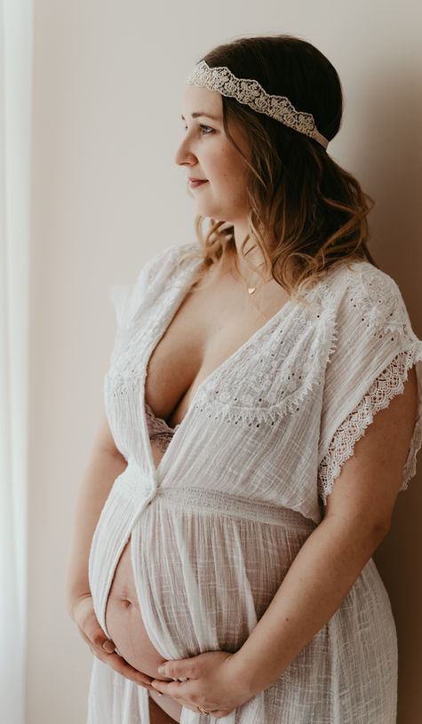 Schwangere Frau im Spitzenkleid bei einem Babybauchshooting Hildesheim