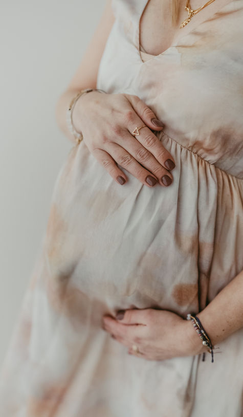 Schwangere hält ihren Bauch beim Babybauchshooting Hildesheim