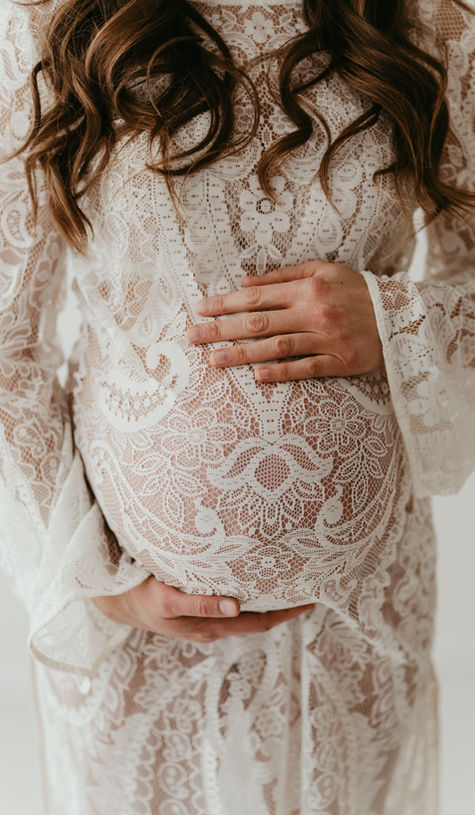 Schwangere im Spitzenkleid beim Babybauchshooting Hildesheim