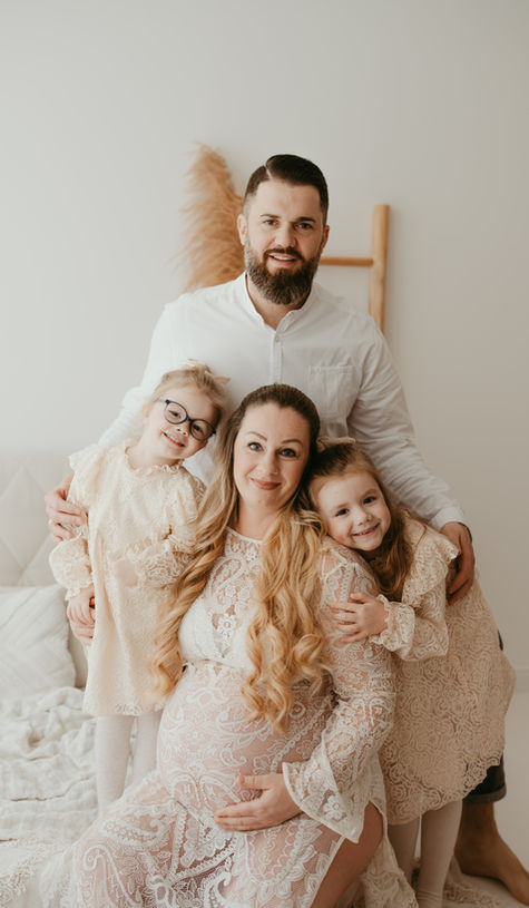 Familie beim Babybauchshooting Hildesheim im hellen Studio.