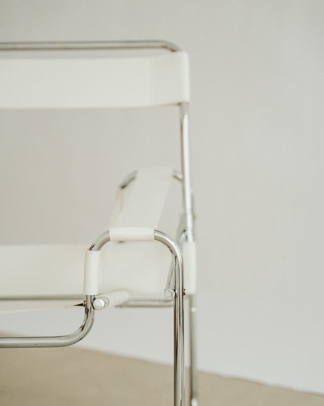 Freischwinger-Sessel vor heller Studiowand