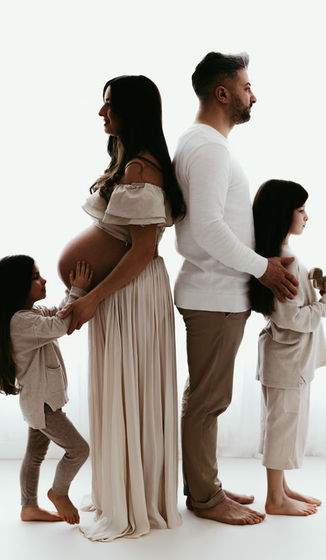 Familie beim Babybauchshooting Hildesheim im hellen Studio