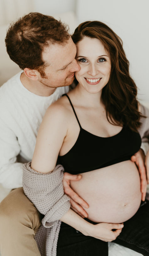 Paar beim Babybauchshooting Hildesheim im Studio