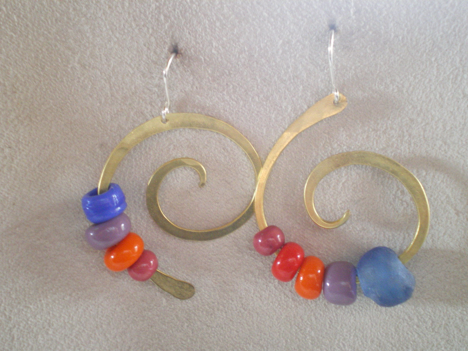 Espiral desigual en latón y colores