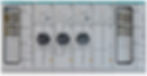 Graue Schalttafel mit Knöpfen, Anzeigen und E.GRUPPE Elementen, technische Einrichtung.