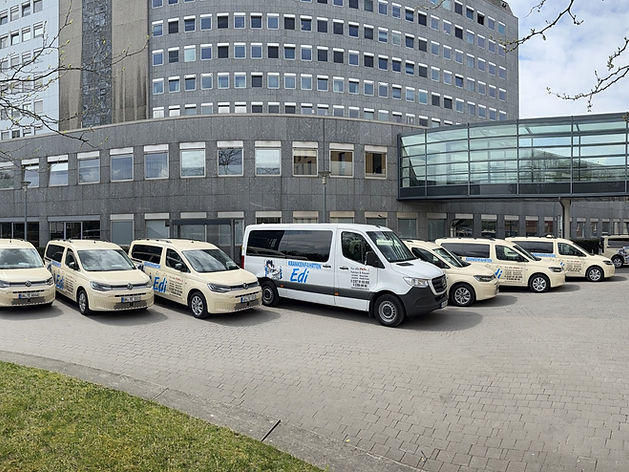 Fuhrpark für Krankenfahrten Edi Bergkamen Lünen Unna vor Klinikgebäude