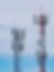 Zwei hohe Sendemasten stehen am blauen Himmel; Telekommunikation für alle. E.GRUPPE