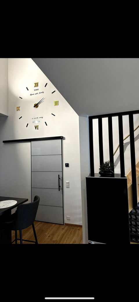 Wanduhr in moderner Wohnung