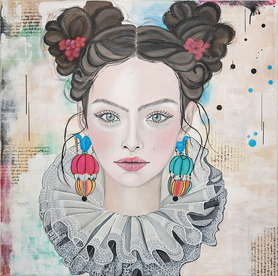 Stille Würde
Acryl & Mixed Media auf Leinwand, 80 x 80
Das Porträt verbindet eine klare, frontale Präsenz mit dekorativen und ornamentalen Elementen. Gesicht und Blick stehen ruhig im Zentrum, während Struktur, Farbe und zeichnerische Details eine vielschichtige Umgebung schaffen.
Lasierende Farbschichten, textile Anmutungen und grafische Akzente erzeugen ein Spannungsverhältnis zwischen Fragilität und Stärke. Die Figur wirkt zugleich nahbar und distanziert und verkörpert eine stille, selbstverständliche Würde.