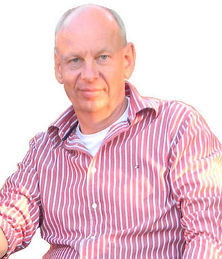 Porträt eines Mannes im rot-weiß gestreiften Hemd