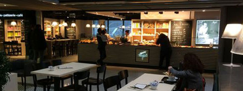 Menschen in einem Brot Geschäft. Hinter Tresen wird Brot verkauft, E.GRUPPE.