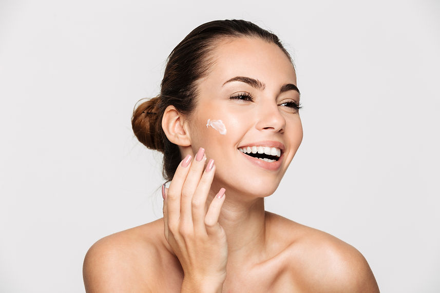 CeVitalis Produkte - Frau mit Kosmetik