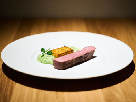 Gourmetgericht mit rosa Fleisch, Püree, goldener Beilage. Sternekoch Kochkurs Aachen.