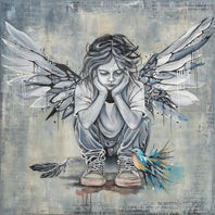 Whisper of Wings
Acryl / Mixed Media auf Leinwand 80x80
Die Arbeit zeigt eine sitzende Figur mit Flügeln in einer still nach innen gerichteten Haltung. Die bewusst reduzierte Farbpalette der Figur steht im Kontrast zu einzelnen farbigen Akzenten. Textfragmente treten aus den darunterliegenden Ebenen hervor, prägen die Oberfläche und verbinden figurative Malerei mit urbanen Mixed-Media-Elementen zu einer vielschichtigen Bildstruktur