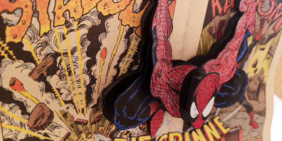 Spider-Man Pop-up Figur, 'SPIDER-MAN' und 'DIE SPINNE', Comic-Explosionen.