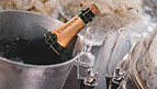 Chandon Champagnerflasche in Eiskübel mit Gläsern.