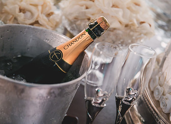 Chandon Champagnerflasche im Eiskübel mit Gläsern