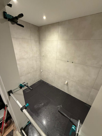 Leerer Raum mit grauen Fliesen und dunklem Boden, Werkzeuge