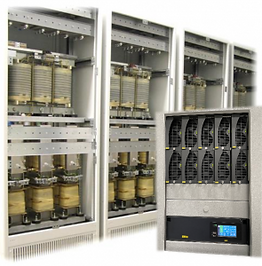 Mehrere Schaltschränke mit technischen Geräten, detaillierte Ansicht, für komplexe Anwendungen. E.GRUPPE