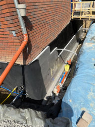 Tiefbauarbeiten an einem Gebäude mit Fundamentabdichtung