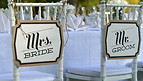 Hochzeitsstühle mit Schildern 'Mrs. Bride' und 'Mr. Groom'.