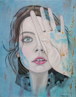 Nähe auf Distanz
Acryl auf Leinwand, 80 x 100
Das Porträt thematisiert das Spannungsfeld zwischen Schutz und Offenheit. Die erhobene Hand fungiert als Grenze und zugleich als bewusste Geste der Selbstbehauptung. Durch die Kombination aus lasierenden Farbschichten, zeichnerischer Linie und partiellen Überlagerungen entsteht eine visuelle Balance zwischen Nähe und Distanz.
Die reduzierte Farbpalette und die sichtbaren Spuren des Arbeitsprozesses verstärken die emotionale Präsenz und machen den inneren Zustand der Figur erfahrbar.