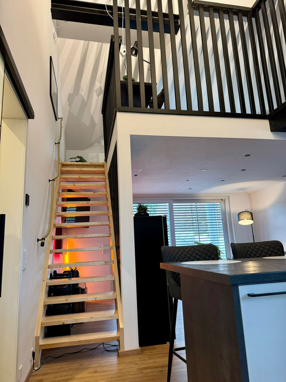 Holztreppe zu Ferienwohnung Edersee