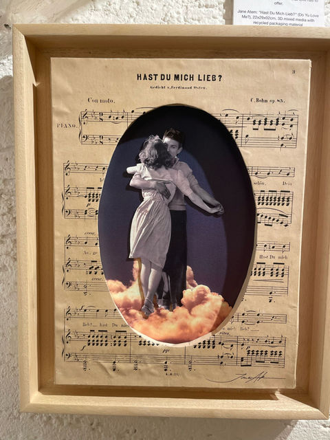 Gerahmte Collage zeigt 'EASY TO BE LOST' auf Notenblatt, Kaninchenfigur auf Wolke.