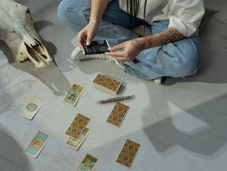 La Signification des 56 Arcanes Mineurs : Un Voyage à Travers le Tarot